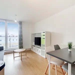 Free Parking - Two Bed By Docklands Apartment