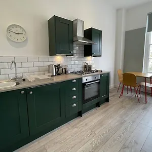  Apartment Explore The Cotswolds, Modern, Parking, United Kingdom